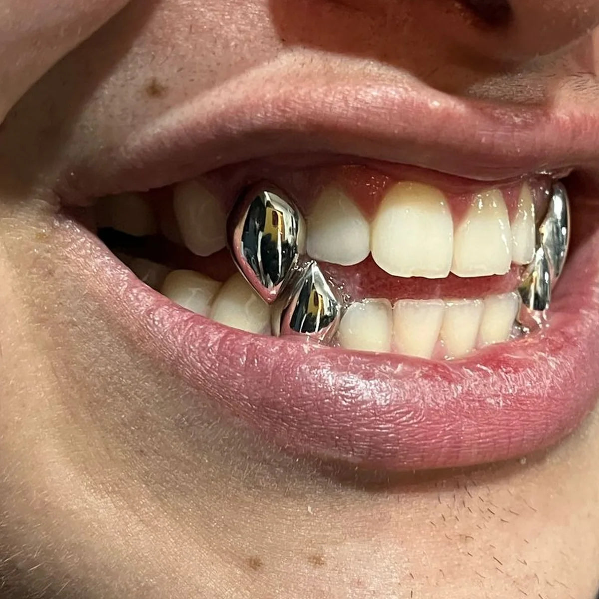 TOPGRILLZ Glossy Vampire Fangs Teeth Grillz Hip Hop 14K Gold Plated Single Tooth Caps Dental Grills Halloween Cosplay Jewelry